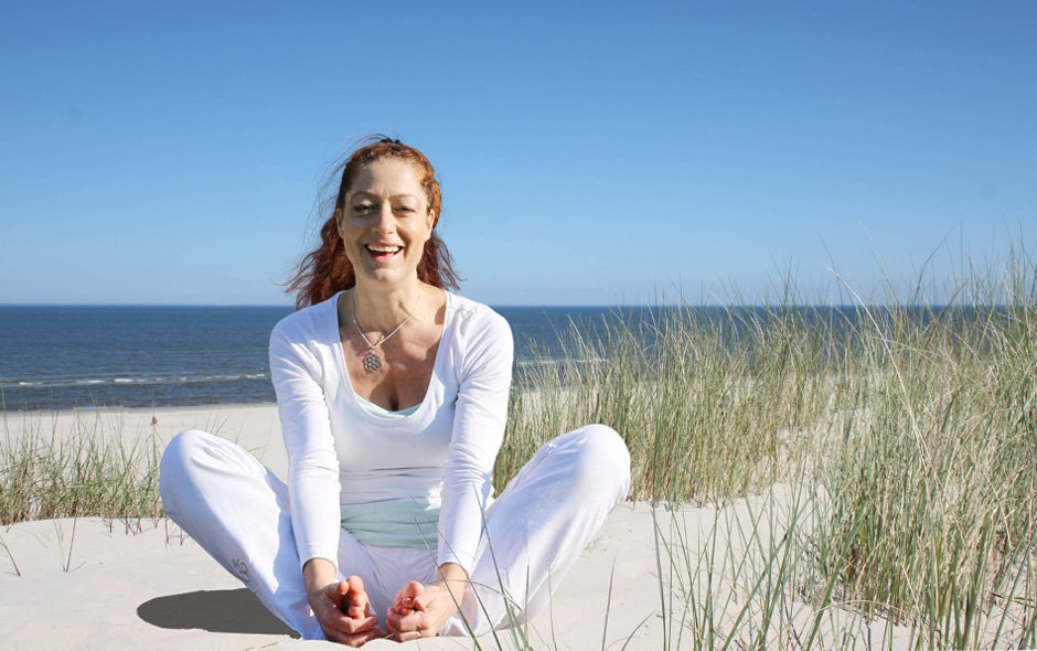Kursleiterin Christine genießt Yoga am Strand