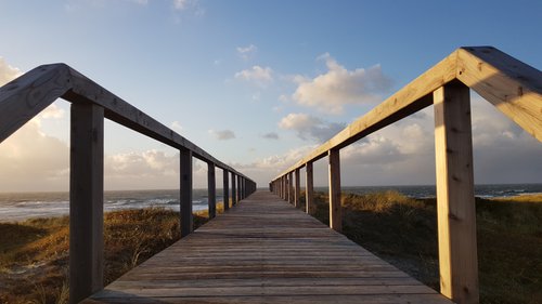 Holzbrücke zum Strand
