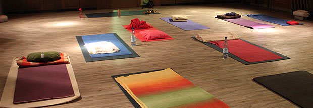 Steinfeld Saal mit Yogamatten